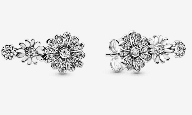 Boucles d&#039;oreilles à tige trio de marguerites étincelantes