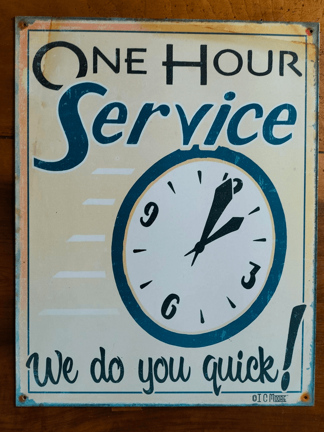 Plaque métal / one hour service / aspect vintage / occasion T.B.E
